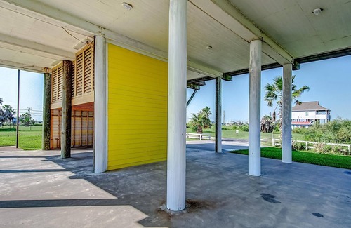 Gilchrist House | Victoria's Seacret Getaway -Bay side with Beautiful views of the beach and bay