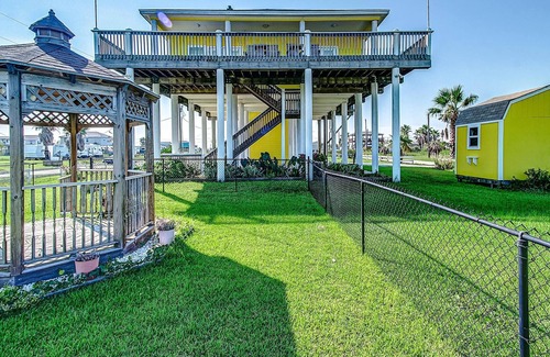 Gilchrist House | Victoria's Seacret Getaway -Bay side with Beautiful views of the beach and bay