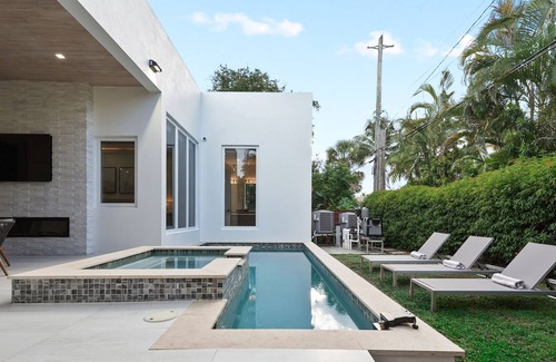 Hendricks and Venice Isles Villa | Victoria Villa | JadoreLuxe Collection | Brand New
