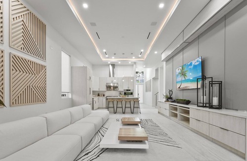 Hendricks and Venice Isles Villa | Victoria Villa | JadoreLuxe Collection | Brand New