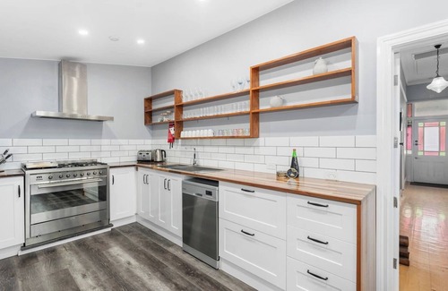 Ballarat Cottage | Victorian Charm meets Modern Ease near Lake and CBD