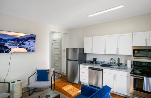 Hough Apartment | Victorian Cleveland Clinic W/Queen Bed, Sleeps 3
