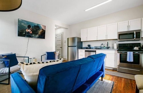 Hough Apartment | Victorian Cleveland Clinic W/Queen Bed, Sleeps 3