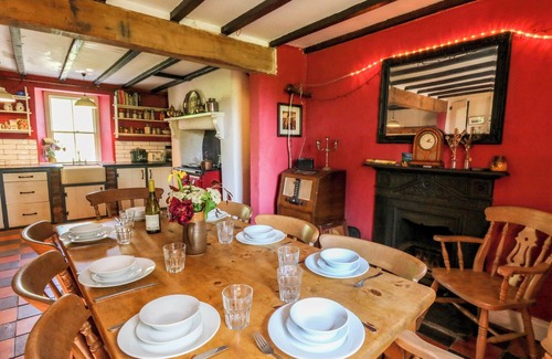 Llanybydder House | VICTORIAN FARMHOUSE, pet friendly, with hot tub in Llanybydder