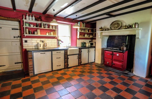 Llanybydder House | VICTORIAN FARMHOUSE, pet friendly, with hot tub in Llanybydder