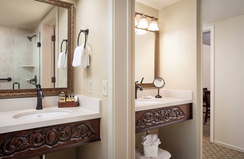 Lighthouse District Hotel | Victorian Inn