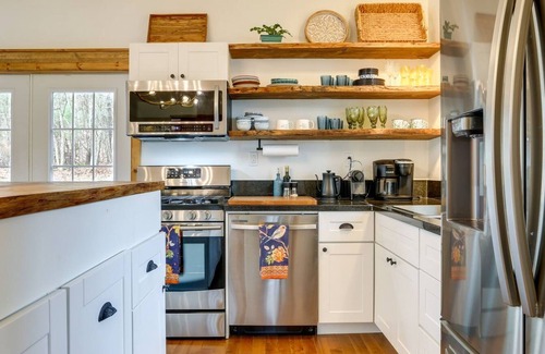 Lake Huntington Apartment | Victorian Lake Oasis