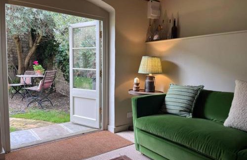 Stamford Apartment | Victorian Red Brick Barn in the Heart of Stamford