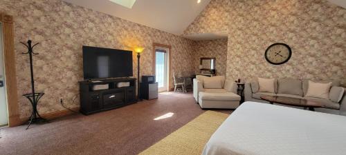 Millersburg House | Victorian Suite by Amish Country Lodging