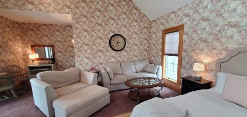 Millersburg House | Victorian Suite by Amish Country Lodging