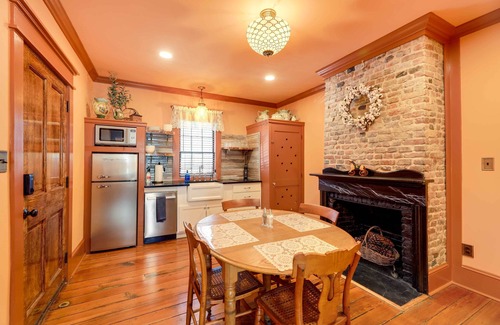 New Bern Apartment | Victorian Vacation Rental Apt in Downtown New Bern