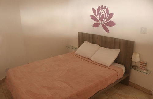 Campana Bed & Breakfast | Vida Lotus Private Queen Room 1