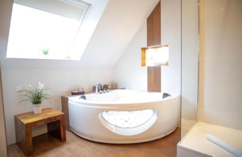 Schessinghausen Hotel | Vier Jahreszeiten Suite mit Whirlpool Badewanne L Vazzano
