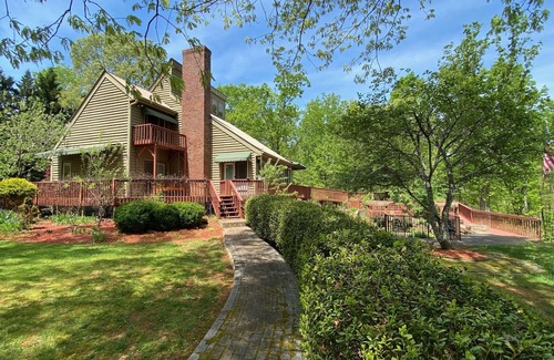 Cleveland House | View of the Mountains at Paradise Lost w a Massive Deck near Wineries & Helen Ga