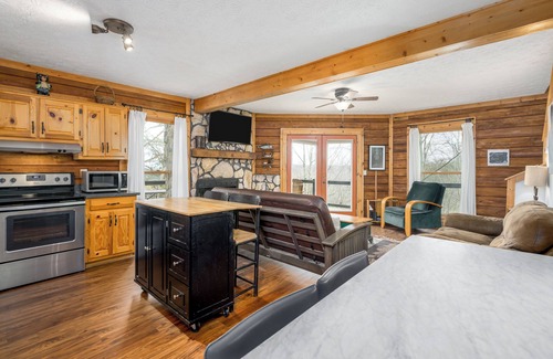 Ellijay House | View-tiful Getaway! Hot-tub, Firepit, Dog-friendly with fenced yard!