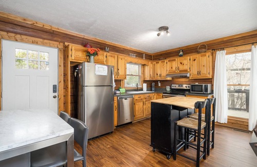 Ellijay House | View-tiful Getaway! Hot-tub, Firepit, Dog-friendly with fenced yard!