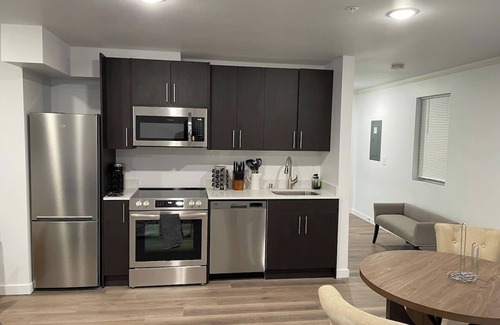 South Tacoma Apartment | View-W/D-Queen-SmartTV-FastWIFI
