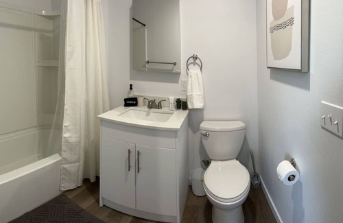 South Tacoma Apartment | View-W/D-Queen-SmartTV-FastWIFI