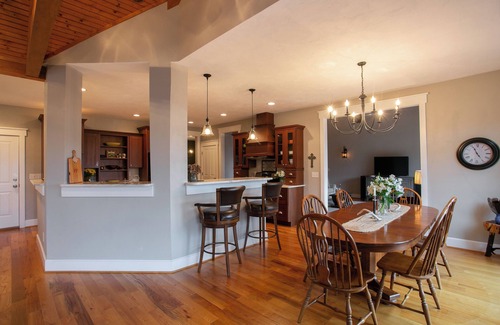 Laurel Ridge House | Viewmont | Deck, Fire Pit & Breathtaking Mountain Views!