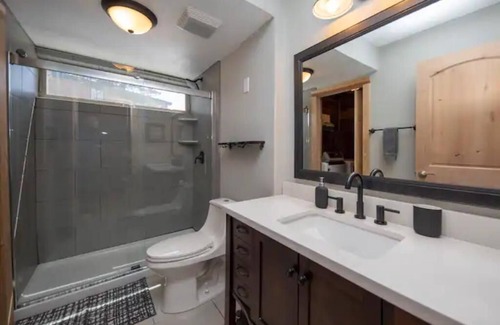 Baldy Mountain House | VIEWS!Early Checkin!2BR/2BA town-home.On bus route