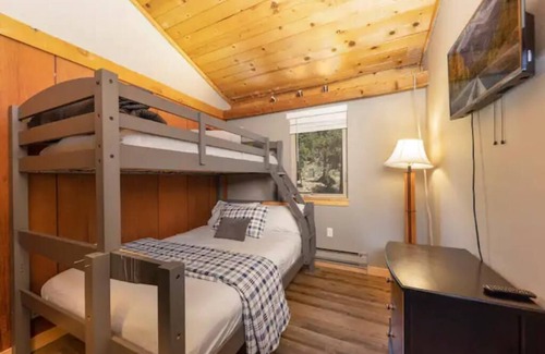 Baldy Mountain House | VIEWS!Early Checkin!2BR/2BA town-home.On bus route
