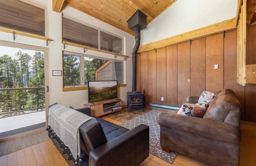 Baldy Mountain House | VIEWS!Early Checkin!2BR/2BA town-home.On bus route