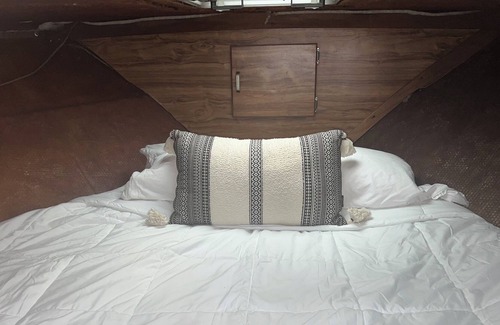 Jersey City Boat Rental | Views, experience and vibes - under the NYC skyline!!! One of a kind experience