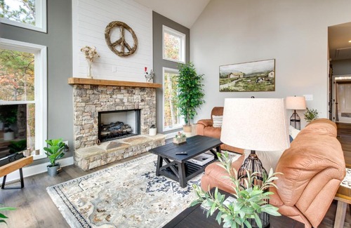 Ellijay House | Views, Hot Tub and Trails Modern Ellijay Cottage