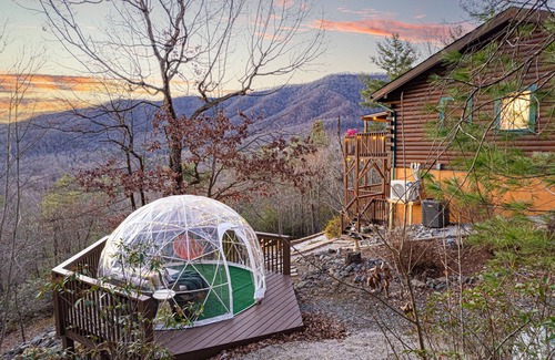 Marion Cabin | Views! Hot Tub, Game Room, Movie Theater, Fire Pit