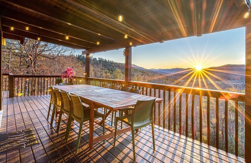 Marion Cabin | Views! Hot Tub, Game Room, Movie Theater, Fire Pit