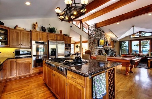 Tahoe Village House | Views! Hot Tub! Half Mile to Ski lifts! Celebrate Christmas Holiday! Max 14 PPL!