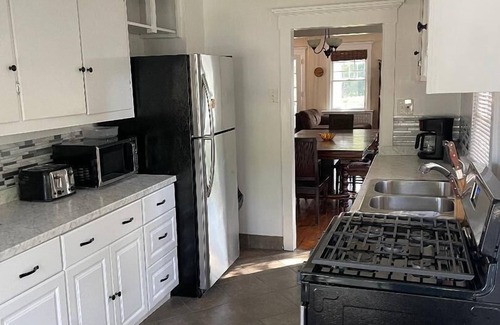 Old Town House | VIEWS of Great Egg Harbor Bay Ocean City FENCED, Slps 10 3 Bdrms