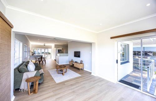 Beacon Bay Apartment | Views on 24