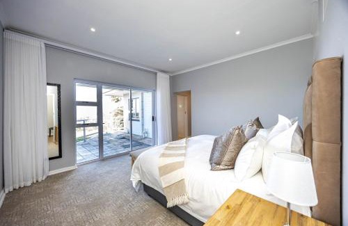 Beacon Bay Apartment | Views on 24