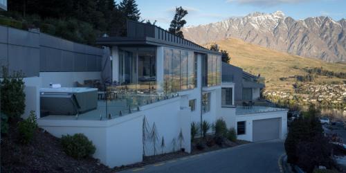 Queenstown Villa | Views on Edinburgh, a Relax it's Done luxury holiday home