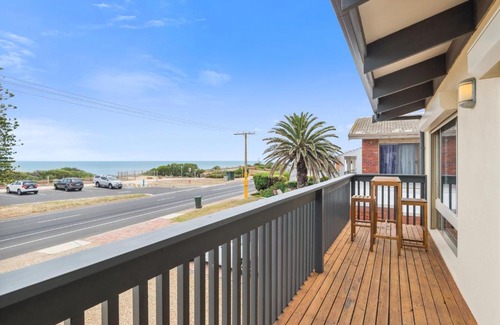 Seaford House | Views on Esplanade I Skate Ramp I Sleeps 12!