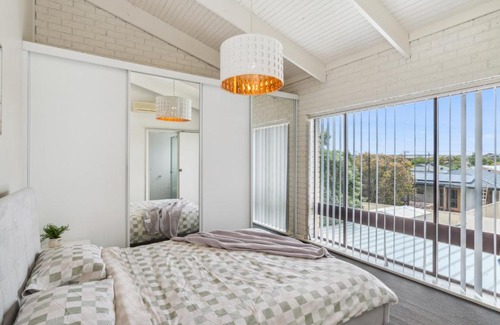 Seaford House | Views on Esplanade I Skate Ramp I Sleeps 12!