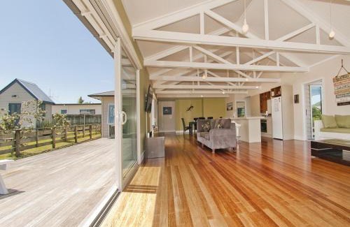 Matarangi House | Views on Matarangi - Matarangi Holiday Home