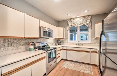 Salem Condo | Views, Pools & Marina: Lake Keowee Condo!