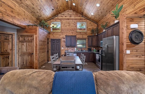 Reeds Spring Cabin | Views! Priv. Hot Tub. 2 Resort Pools. Golf Resort. Sports Courts & Playgrounds.