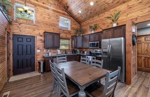 Reeds Spring Cabin | Views! Priv. Hot Tub. 2 Resort Pools. Golf Resort. Sports Courts & Playgrounds.