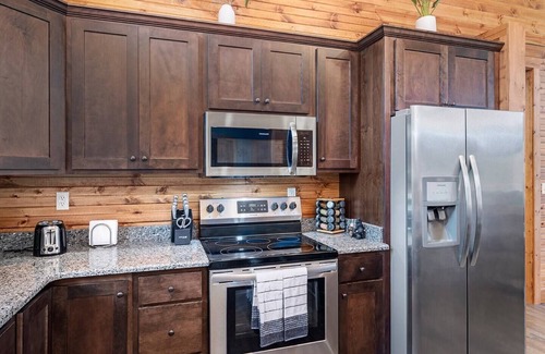 Reeds Spring Cabin | Views! Priv. Hot Tub. 2 Resort Pools. Golf Resort. Sports Courts & Playgrounds.