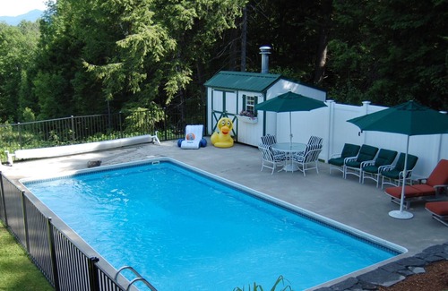 Stowe Hollow House | Views to Mt. Mansfield * Stowe Parking Pass * 2 TV/Family Rooms * Fast Internet