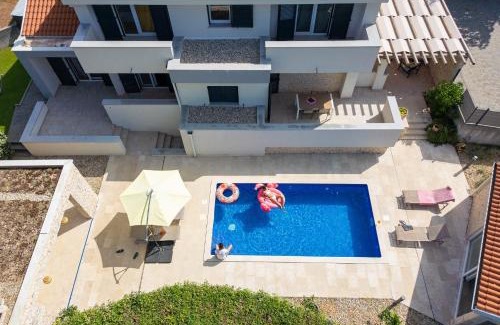 Risika Villa | Vila Adrimar