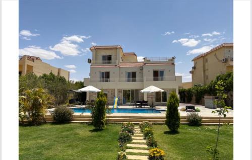 6th of October City Villa | Villa Ayoun El Nakheel Luxury Family Stay with Garden and Pool