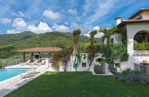 Castiglione della Pescaia Villa | Villa Pescaia 10 is a recently renovated villa located near the town of Castiglione della Pescai...