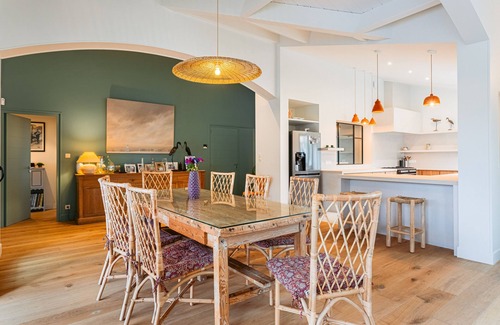 Sainte-Marie-de-Re Villa | Villa, 10 pers, in the heart of the village in a quiet street, heated swimming pool in summer