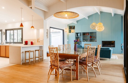 Sainte-Marie-de-Re Villa | Villa, 10 pers, in the heart of the village in a quiet street, heated swimming pool in summer