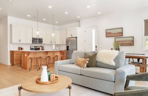 Bloomington House | Villa #15 Dog Friendly, Pool and Hot Tub!