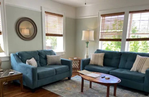 North Chattanooga Villa | Villa 2 on Forest, Bright 2 BD, walk to Frazier!